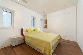 Luxury 2BR on the water by HolyGuest