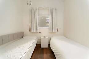 Luxury 2BR on the water by HolyGuest