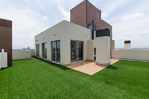 Modern 1 BR Apartment