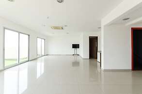 Modern 1 BR Apartment