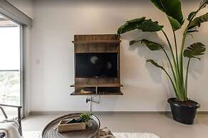 Modern 1 BR Apartment