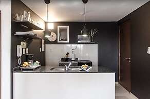 Modern 1 BR Apartment