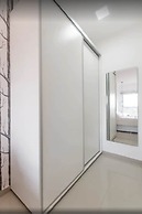 Modern 1 BR Apartment