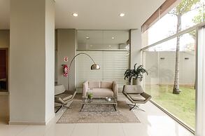 Modern 1 BR Apartment