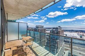 Panoramic Lakeview in a Luxury Downtown Oasis