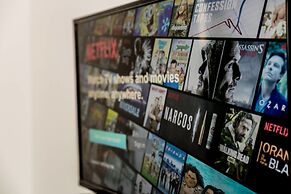 Panoramic Lakeview in a Luxury Downtown Oasis