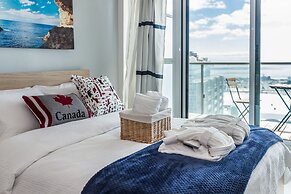 Panoramic Lakeview in a Luxury Downtown Oasis