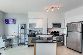 Panoramic Lakeview in a Luxury Downtown Oasis