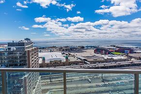 Panoramic Lakeview in a Luxury Downtown Oasis