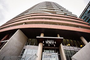 Panoramic Lakeview in a Luxury Downtown Oasis