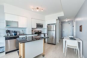 Panoramic Lakeview in a Luxury Downtown Oasis