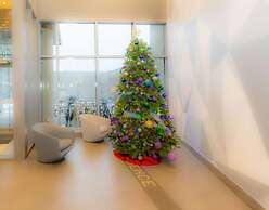 Panoramic Lakeview in a Luxury Downtown Oasis