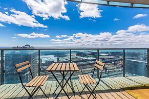 Panoramic Lakeview in a Luxury Downtown Oasis