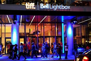 Panoramic Lakeview in a Luxury Downtown Oasis