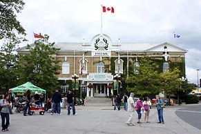 Panoramic Lakeview in a Luxury Downtown Oasis