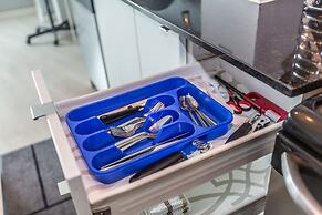 Panoramic Lakeview in a Luxury Downtown Oasis