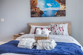 Panoramic Lakeview in a Luxury Downtown Oasis