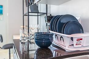 Panoramic Lakeview in a Luxury Downtown Oasis