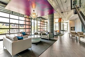 Panoramic Lakeview in a Luxury Downtown Oasis