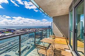 Panoramic Lakeview in a Luxury Downtown Oasis