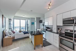 Panoramic Lakeview in a Luxury Downtown Oasis