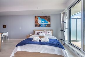 Panoramic Lakeview in a Luxury Downtown Oasis