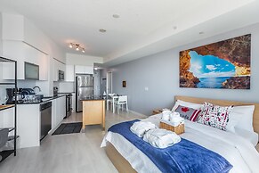 Panoramic Lakeview in a Luxury Downtown Oasis