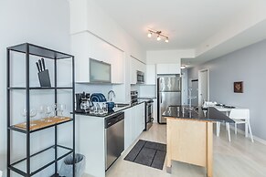 Panoramic Lakeview in a Luxury Downtown Oasis