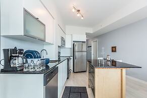 Panoramic Lakeview in a Luxury Downtown Oasis