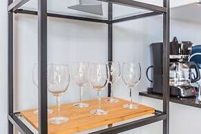 Panoramic Lakeview in a Luxury Downtown Oasis