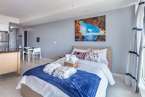 Panoramic Lakeview in a Luxury Downtown Oasis