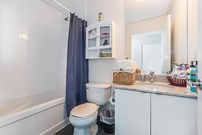 Panoramic Lakeview in a Luxury Downtown Oasis