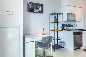 Panoramic Lakeview in a Luxury Downtown Oasis