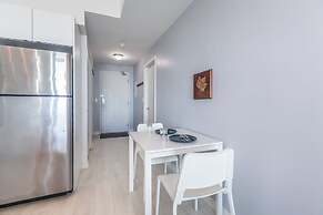 Panoramic Lakeview in a Luxury Downtown Oasis