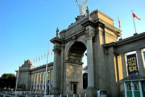 Panoramic Lakeview in a Luxury Downtown Oasis