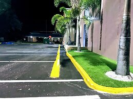 Tropical Inn & Suites