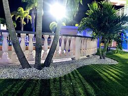 Tropical Inn & Suites