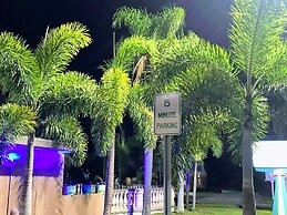 Tropical Inn & Suites