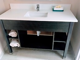 Tropical Inn & Suites