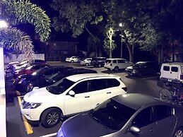 Tropical Inn & Suites