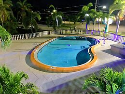 Tropical Inn & Suites