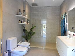 Beautiful 2-bed Villa in Quinta do Lago With Pool