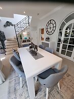 Beautiful 2-bed Villa in Quinta do Lago With Pool