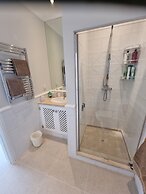 Beautiful 2-bed Villa in Quinta do Lago With Pool