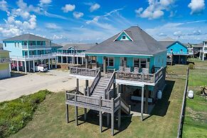 Keepin' It Reel 3 Bedroom Home by RedAwning