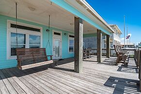 Keepin' It Reel 3 Bedroom Home by RedAwning