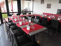 FastHotel Montmarault - Auberge du Grand Champ