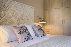 Meliti Waterfront Suites