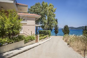 Meliti Waterfront Suites