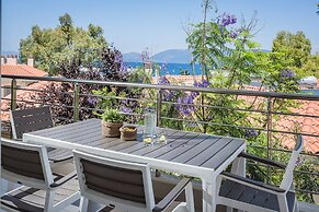 Meliti Waterfront Suites